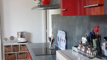 KjĂžleskap, mikrobĂžlgeovn, ovn og kokeplater