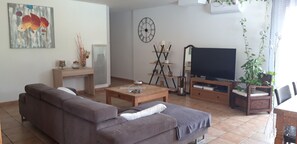 TV - Pleasant villa with private pool, 15 minutes from the beach. (Maraussan)