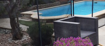 Pleasant villa with private pool, 15 minutes from the beach.