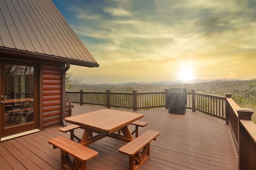 !!Layered Mtn Views!! Sleep 13! 5000 sq ft! 5min to Blue Ridge!
