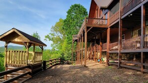 Eine Holzhütte mit Balkon und überdachter Veranda.