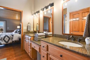 5 soverom, safe på rommet, strykejern/-brett og reiseseng for barn