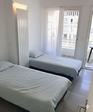 2 bedrooms, iron/ironing board, WiFi, bed sheets - Impeccable 3 rooms with balconies, beach 50m Juan center 10min from Cannes (Antibes)