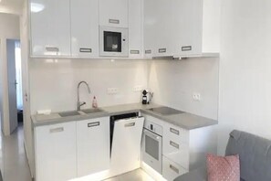 Private kitchen - Impeccable 3 rooms with balconies, beach 50m Juan center 10min from Cannes (Antibes)