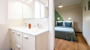 Ein Schlafzimmer mit Bett, Nachttisch und Beistelltisch.
