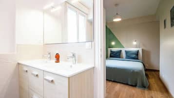 1 habitación, tabla de planchar con plancha, wifi y ropa de cama