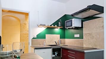 Refrigerador, microondas, cafetera y tetera y utensilios de cocina