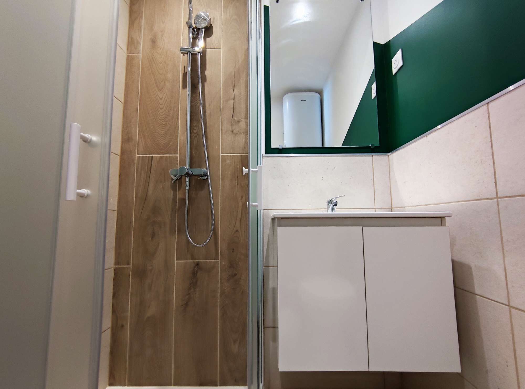 Douche, sèche-cheveux, bidet, serviettes fournies