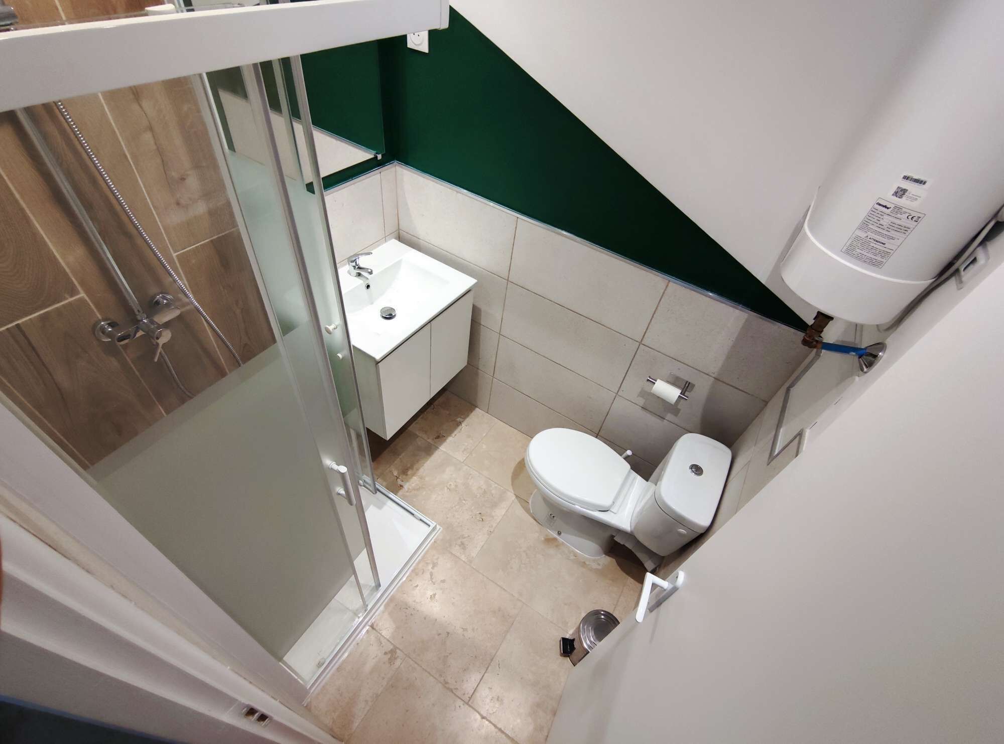 Douche, sèche-cheveux, bidet, serviettes fournies