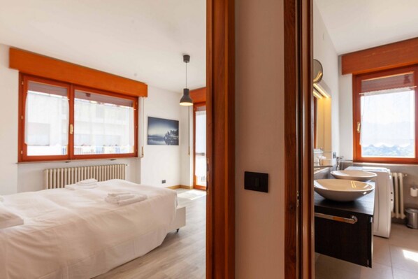 2 slaapkamers, een strijkplank/strijkijzer, gratis wifi, beddengoed