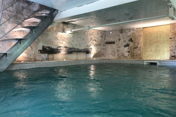 Een binnenzwembad en een buitenzwembad