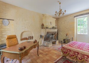 6 slaapkamers, een strijkplank/strijkijzer, reisbedje, gratis wifi