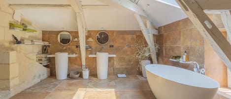 Bañera con ducha, secador de pelo, toallas, jabón