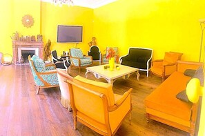 Téléviseur, foyer, livres