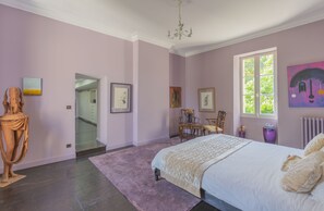 6 slaapkamers, een strijkplank/strijkijzer, reisbedje, gratis wifi