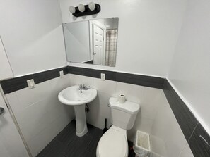 Combined shower/tub - Inn Brooklyn (Brooklyn)