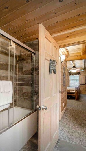 6 habitaciones, tabla de planchar con plancha, cuna de viaje y wifi 