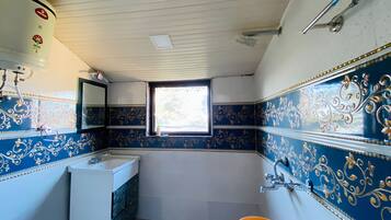 Regadera, amenidades de baño ecológicas, toallas, jabón
