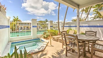 Een buitenzwembad, een verwarmd zwembad