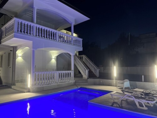 Ruhige 2SZ -Wohnung in Villa mit Pool und Grill, 1km vom Meer entfernt