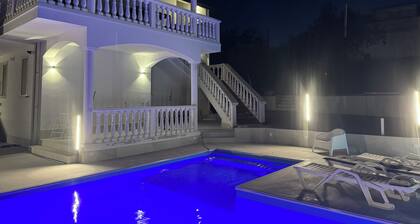 Ruhige 2SZ -Wohnung in Villa mit Pool und Grill, 1km vom Meer entfernt