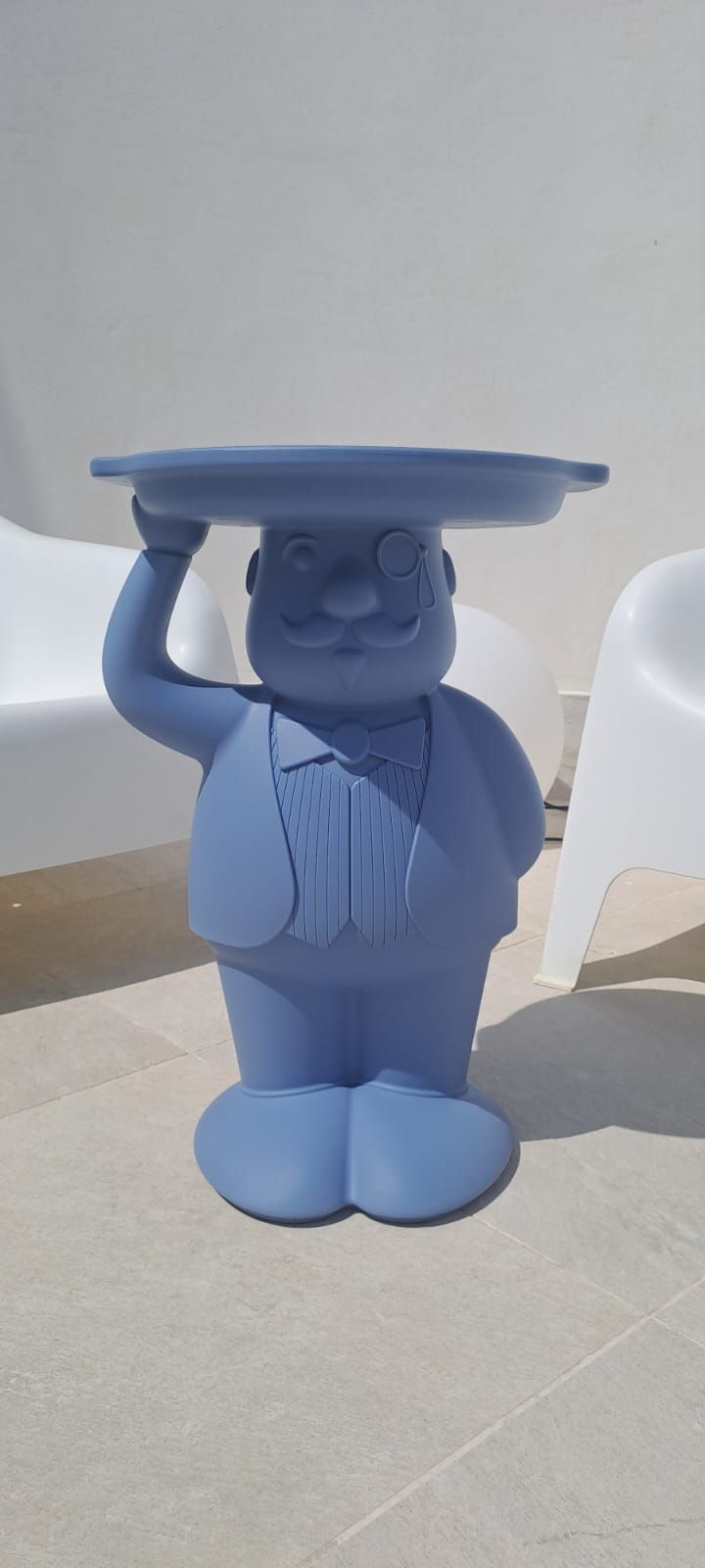 Une table bleue avec un chapeau et un nœud papillon.