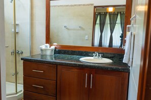 Dusche, Handtücher, Seife, Toilettenpapier