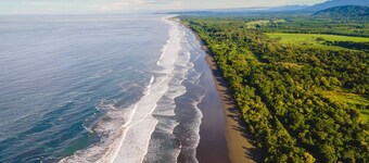 Beach Front Peaceful House w/ a/c & wifi - La Ola Feliz