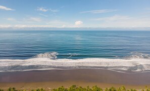 Na praia, espreguiçadeiras, toalhas de praia 