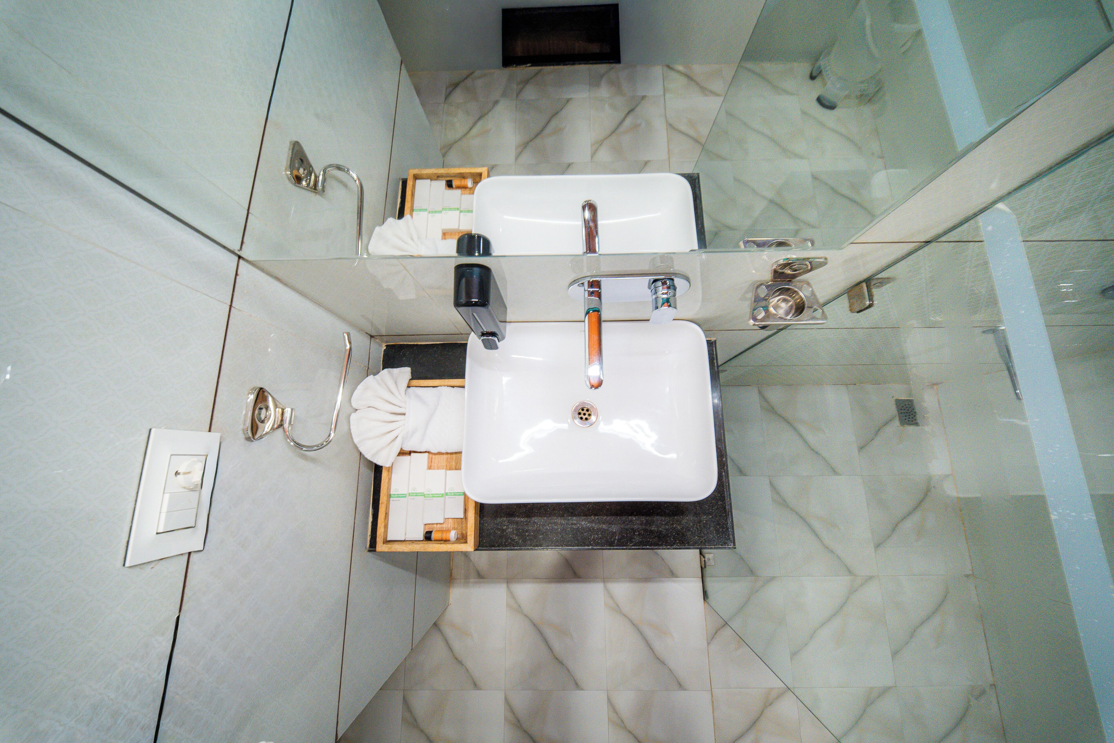 Un baño con dos lavamanos, un perchero y un espejo.