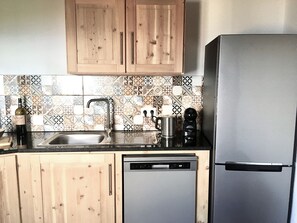 Fridge, microwave, oven, stovetop - Vacation home with fantastic sea views and whirlpool (Pedreira, Nordeste)