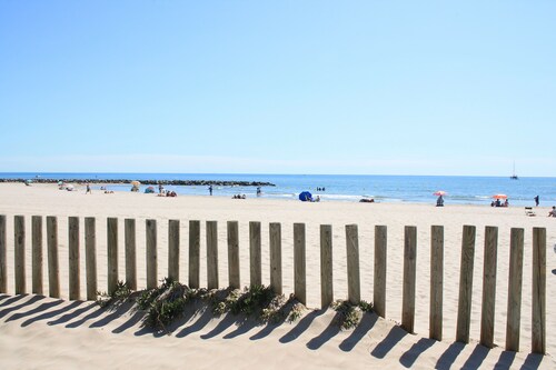 Luxury brand new appartment 40 m away from a large sand beach