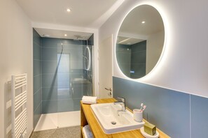 Douche, serviettes fournies, papier toilette
