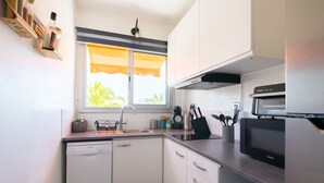 Kaffetrakter/tekoker, kjøleskap, mikrobølgeovn og kokeplater