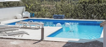Bright 2 bedroom apartment in villa with pool and barbecue, 1km from the sea