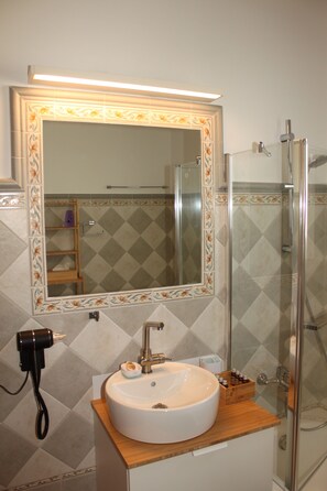 Bathtub, hair dryer, bidet, towels - Charming Menorcan villa with swimming pool, recently renovated (Cala'n Porter)