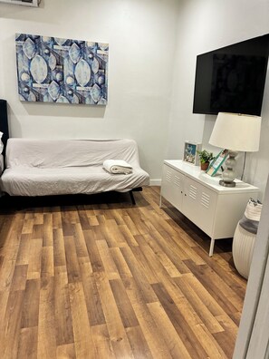 Smart TV - One-Bedroom Retreat with Pool free Airport transfer & welcome breakfast  (Nassau)