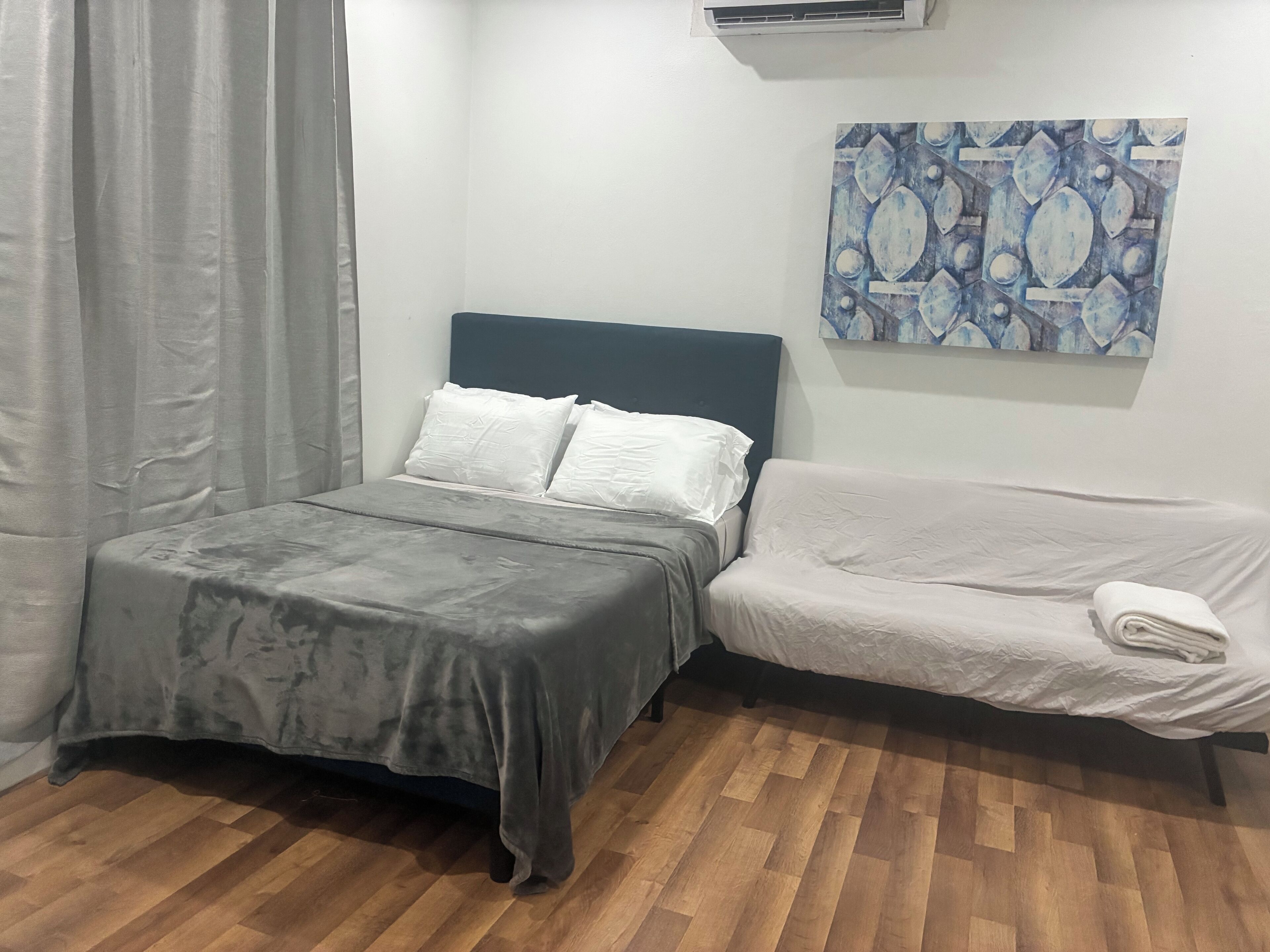 1 bedroom, desk, WiFi