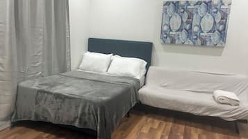 1 dormitorio, caja fuerte, escritorio y tabla de planchar con plancha