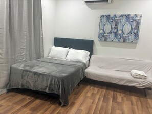 1 多间卧室、客房内保险箱、办公桌、熨斗/熨衣板