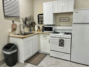 Fridge, microwave, oven, stovetop - One-Bedroom Retreat with Pool free Airport transfer & welcome breakfast  (Nassau)