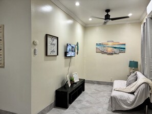 Smart TV - One-Bedroom Retreat with Pool free Airport transfer & welcome breakfast  (Nassau)