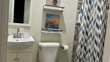 Ducha, secador de pelo, bidé y toallas