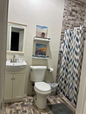 Shower, hair dryer, bidet, towels - One-Bedroom Retreat with Pool free Airport transfer & welcome breakfast  (Nassau)
