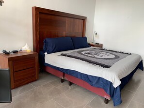 2 soverom, skrivebord, strykejern/-brett og wi-fi