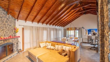 Smart TV, chimenea, monitor de computadora y impresora