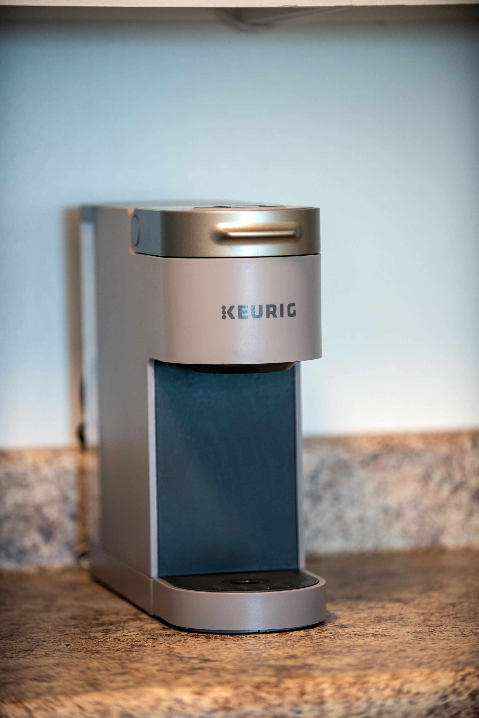 Una màquina de cafè Keurig sobre un taulell de cuina.