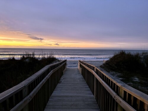 Ocean View Condo, Pool, Steps to Beach, Bikes & Beach Chairs Included