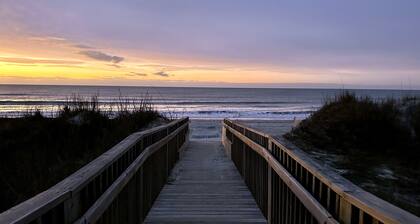 Ocean View Condo, Pool, Steps to Beach, Bikes & Beach Chairs Included