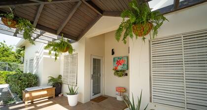 Fleur de Mer Villa Gracebay ( semi-detached) 2 bdrm -2 min drive from the beach!